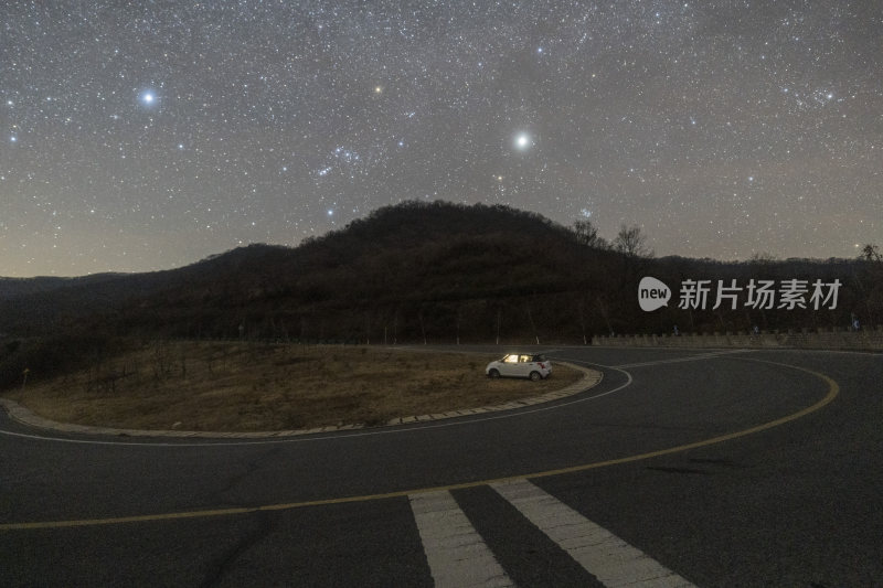 野外草地中停放着的汽车夜景星空图