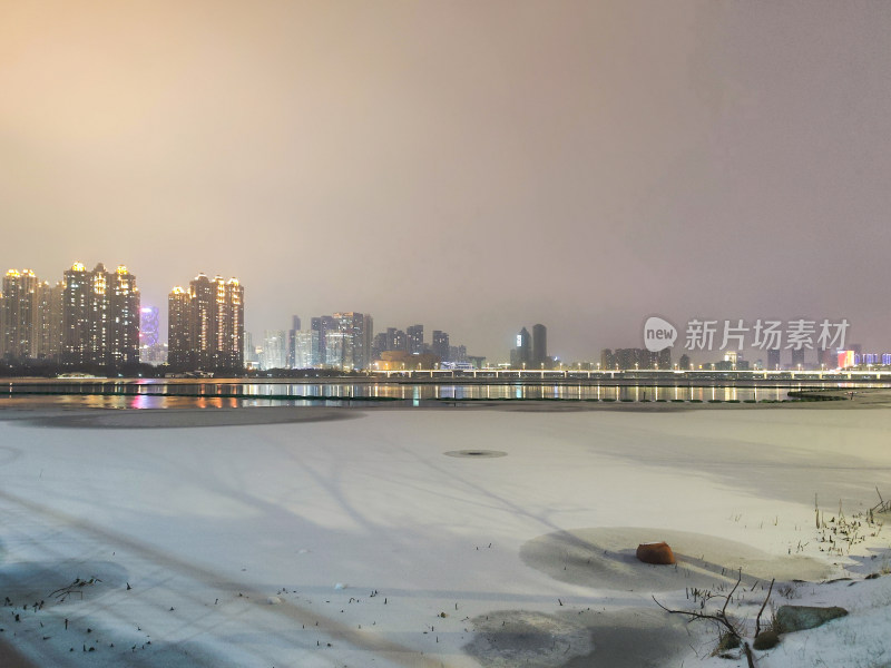 城市中被冰雪覆盖的湖面夜景