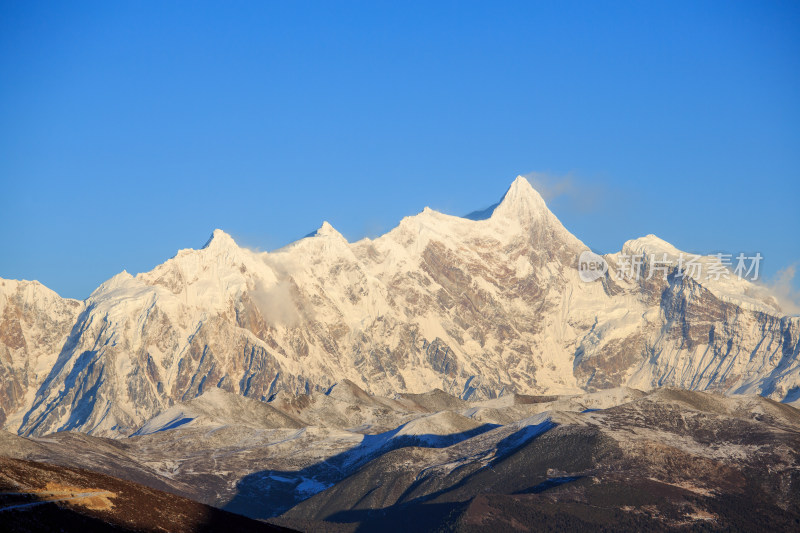 西藏林芝雪景南迦巴瓦峰日照金山雪山夕阳