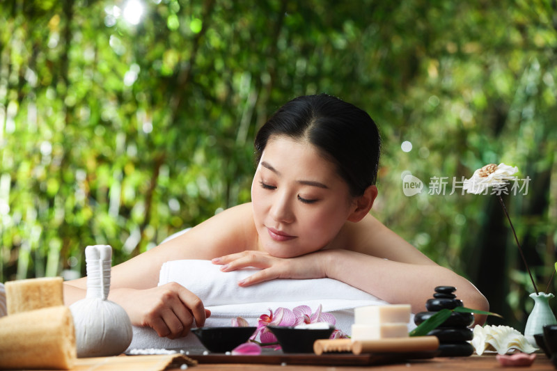 年轻女人在户外做SPA