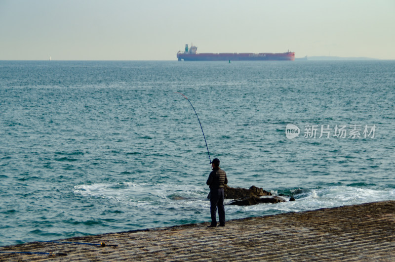 海边有一位垂钓者