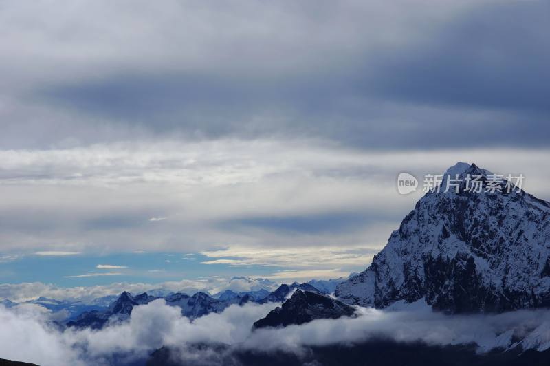 珠峰东坡雪山河流自然风景