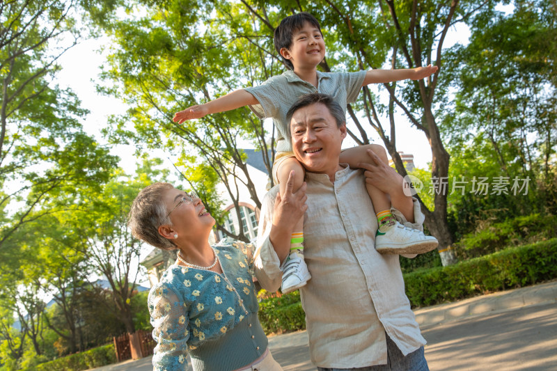 祖孙三人在小区内散步