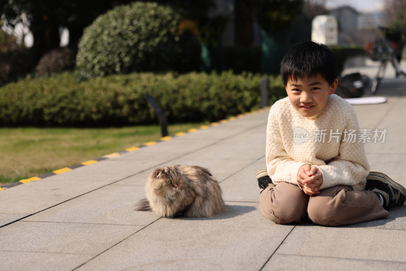 一个小男孩与宠物猫互动的温馨场景
