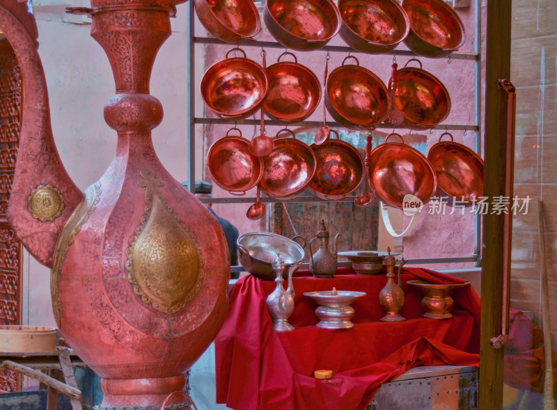 新疆喀什老城街区商铺铜锅厨具用品