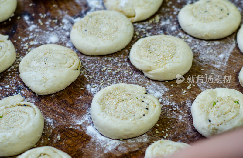 案板上的许多准备烙饼的生面团