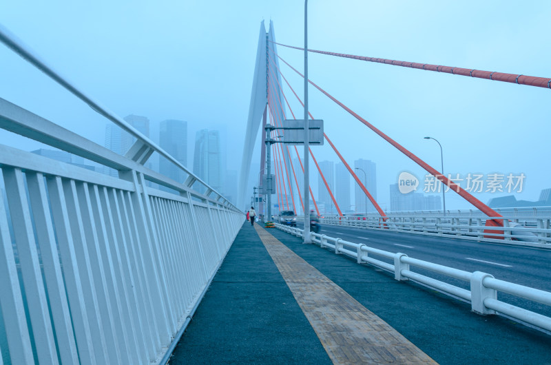 重庆千厮门嘉陵江大桥与桥面城市公路