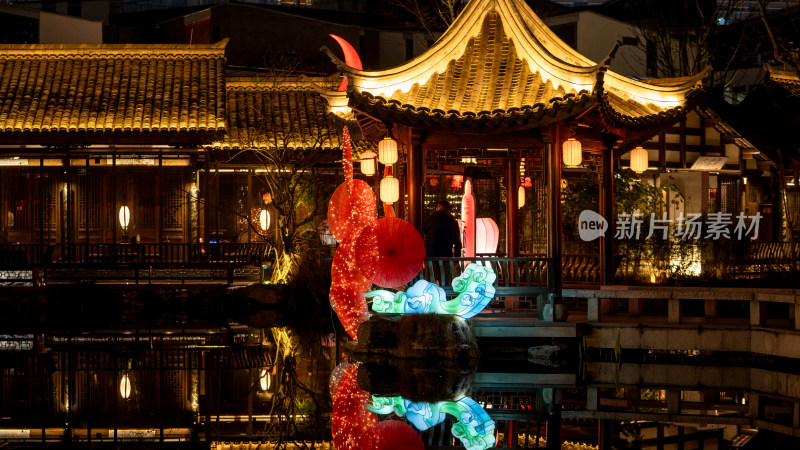 成都铁像寺水街新年氛围吸引市民打卡游玩