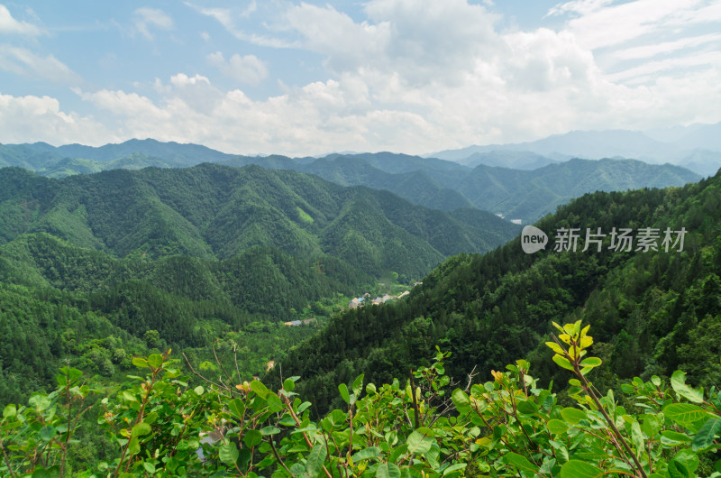 秦岭山区青山连绵的自然风光