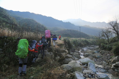 晨曦 徒步 山野 户外 背影 探险