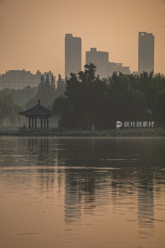 济南大明湖风景区雾色日出景点景观城市风光