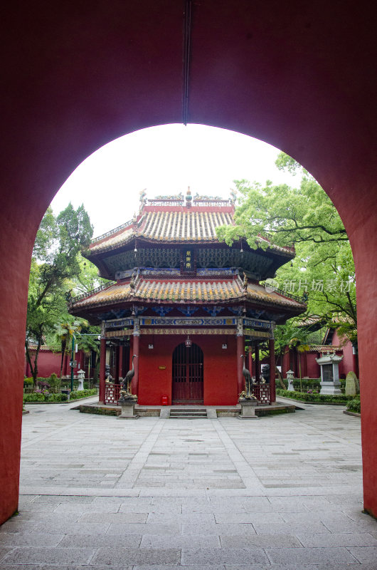 红墙古寺的宁静之美 古建筑的庄严与神秘