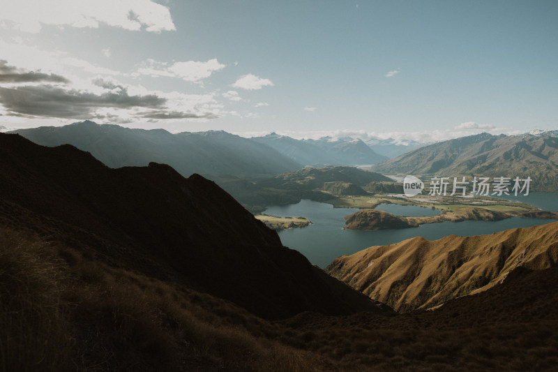 站在新西兰Roys Peak山顶看湖泊