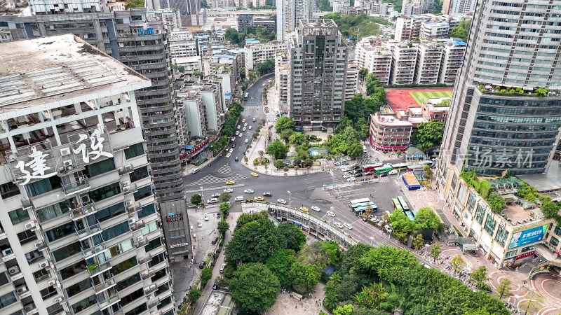 重庆城市高楼中的交通拥堵航拍图