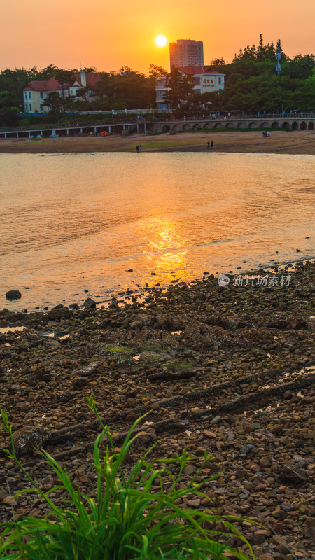 青岛太平角公园海边的夕阳风景