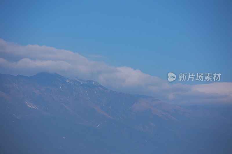 蓝天白云下的连绵山脉苍山洱海壮丽景象