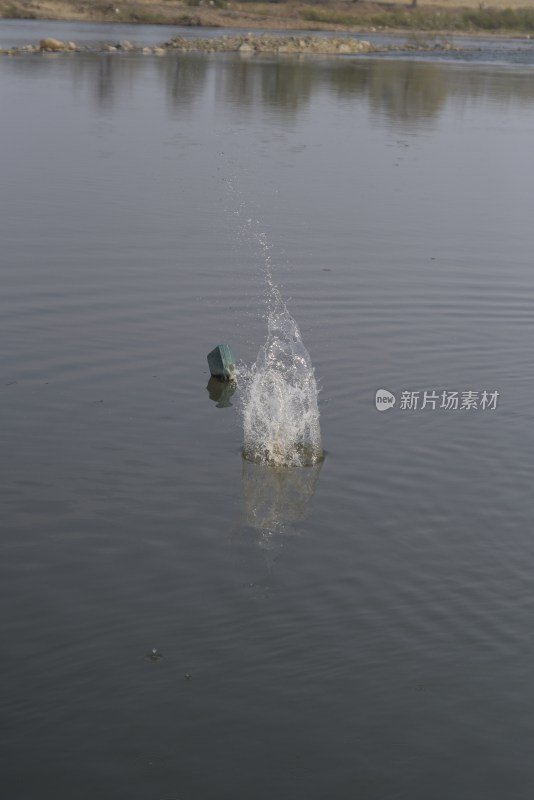 物体落水瞬间水花四溅