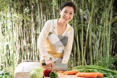 庭院内切菜的中年女性