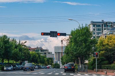 青岛城市路口的车辆来往