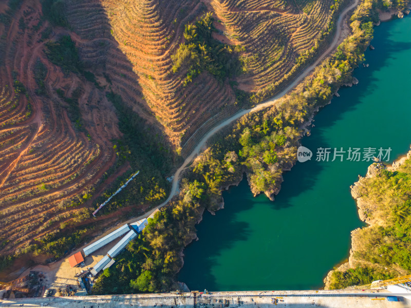 航拍澜沧江和旁边的蜿蜒公路