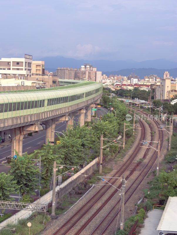 台中乌日，捷运与铁路轨道并行，一上一下