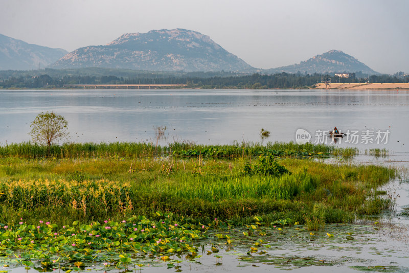 中国邹城孟子湖湖泊湿地渔船自然景观