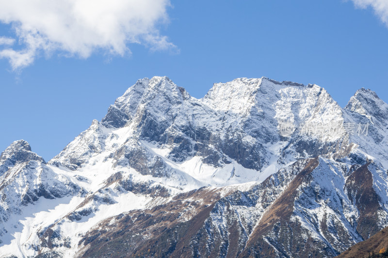 四姑娘山双桥沟景区雪山晴空蓝天白云