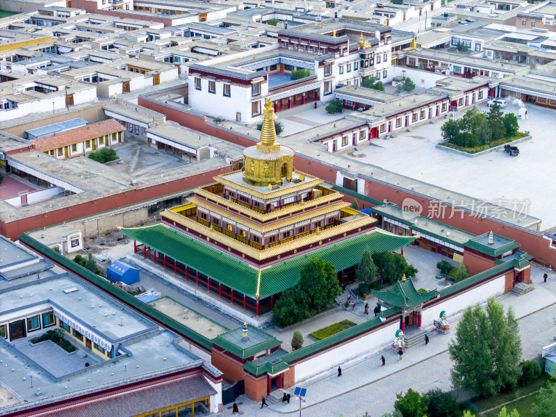 甘肃甘南州拉不楞寺镇景区贡唐宝塔航拍