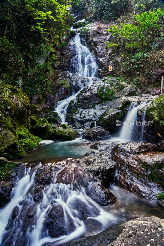 山谷的涓涓细流