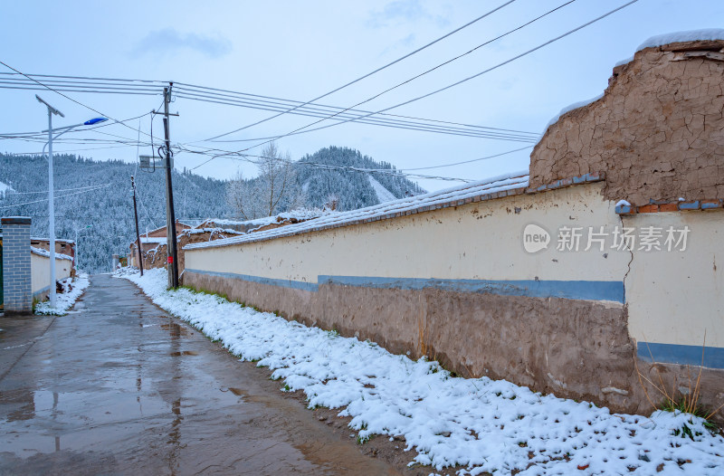 青海海北州祁连卓尔山乡村街道公路雪景