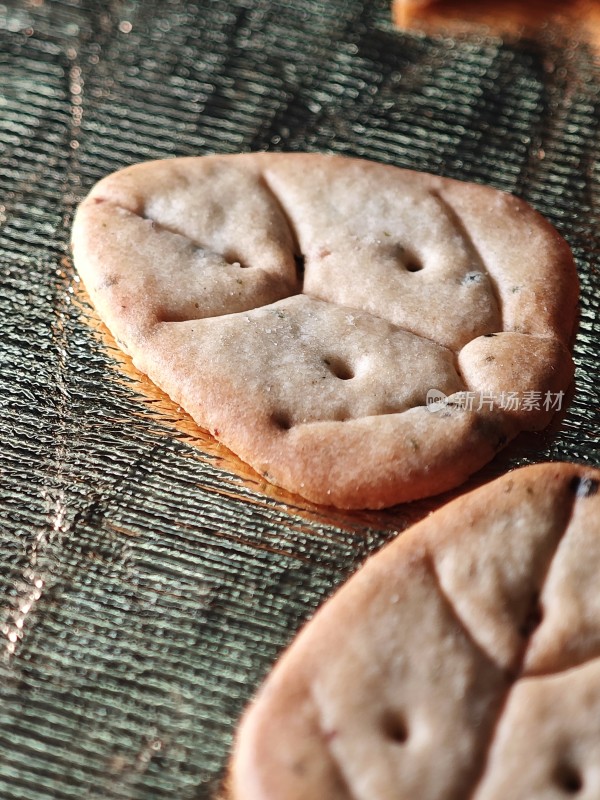 金色背景上放置着的美味饼干