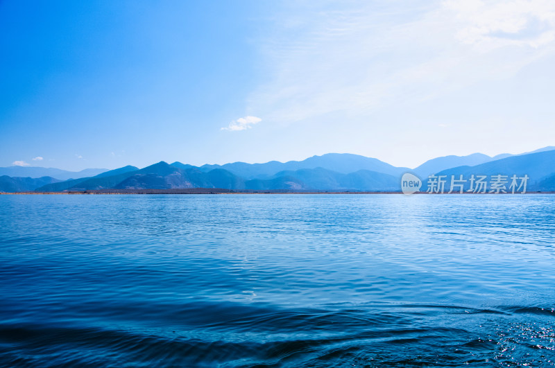 云南丽江泸沽湖山湖蓝天白云自然风光
