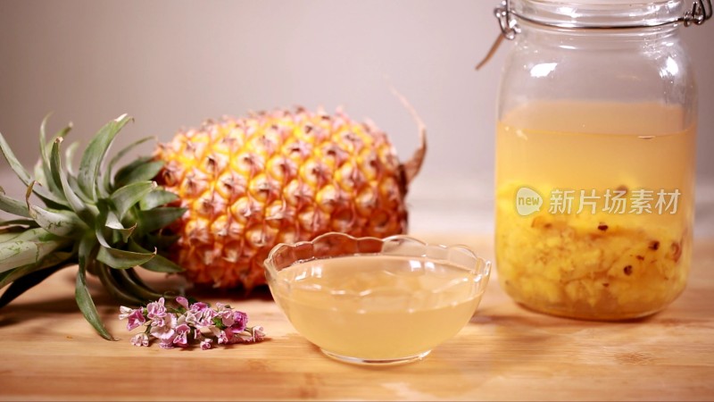 玻璃碗装菠萝果酒