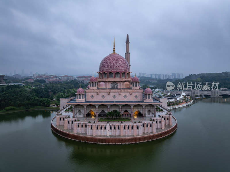 马来西亚布城粉色水上清真寺建筑景观航拍