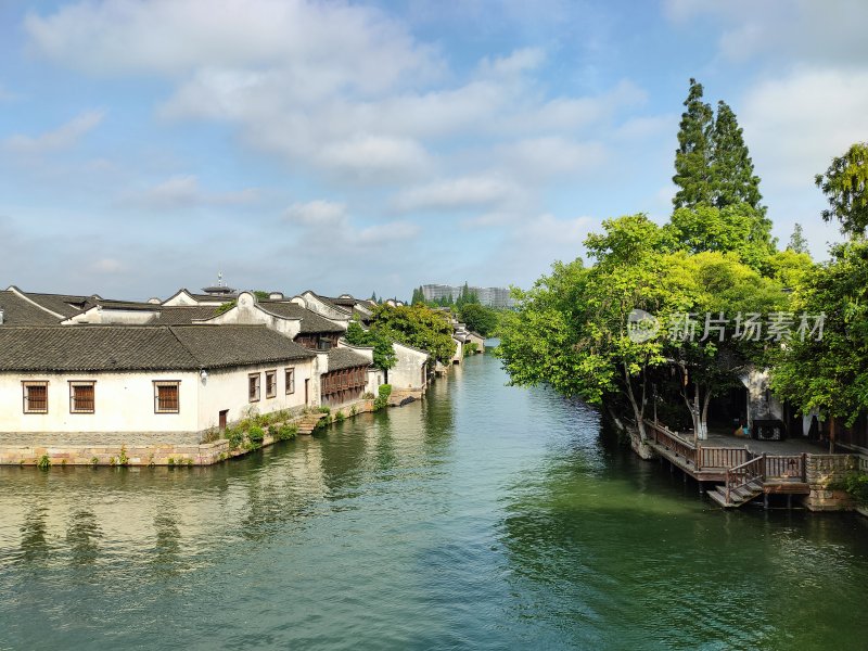 江南水乡古镇河道上的乌篷船