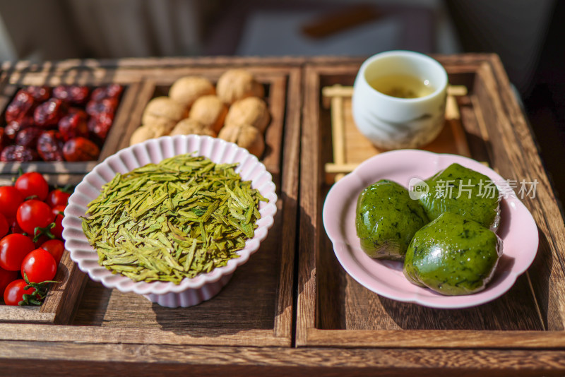 桌子上的茶,茶叶与青团