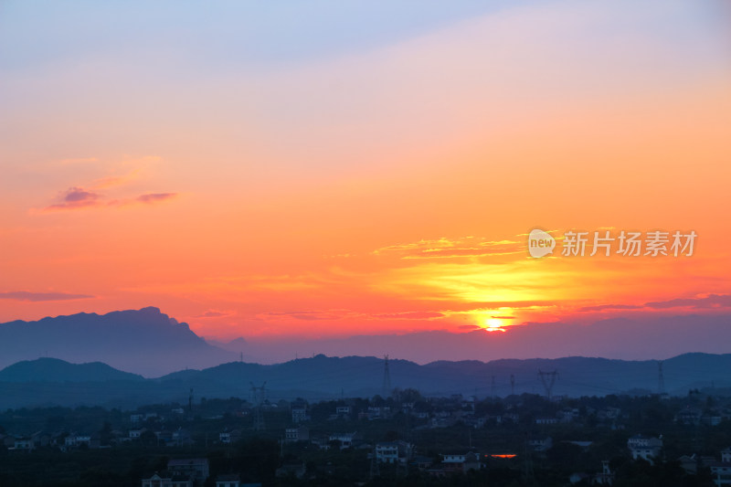 落日余晖下的山峦