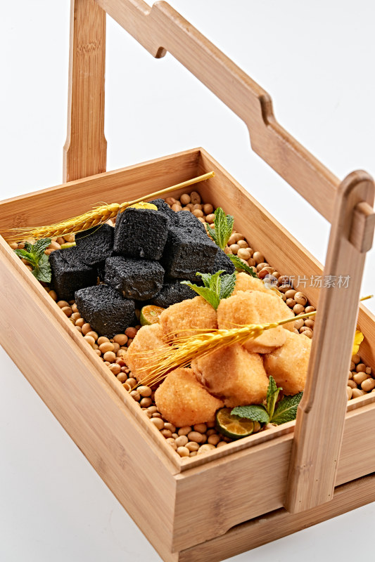 木质食盒装的自制双色炸豆腐