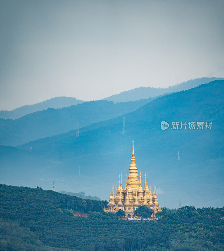 西双版纳大佛寺里的金塔