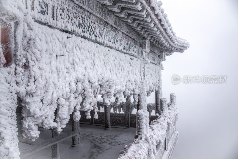 寒冷冬天冰雪霜冻的古建筑房檐走廊