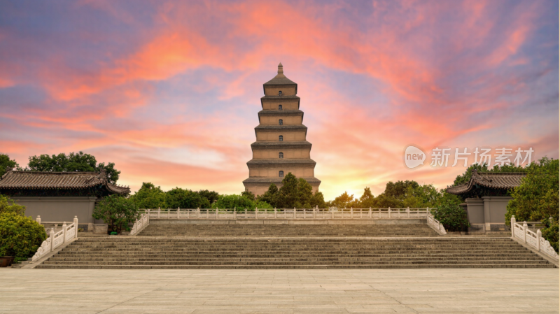 大雁塔前开阔广场上的游客景象