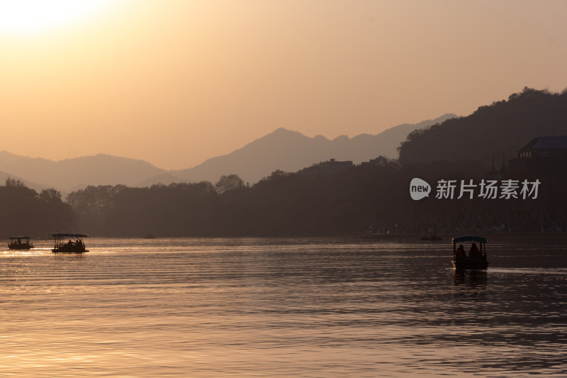 西湖湖面上的小船与远处宝石山的宝俶塔