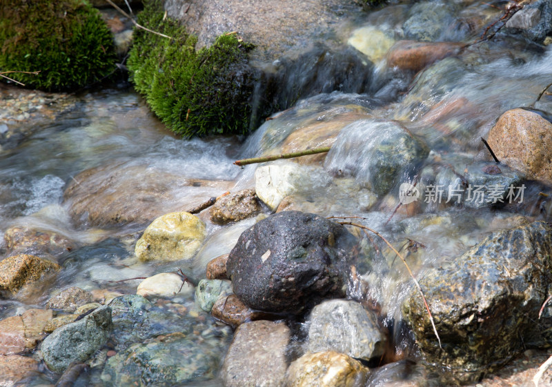 慢门拍摄夏季户外大山里流淌的溪流