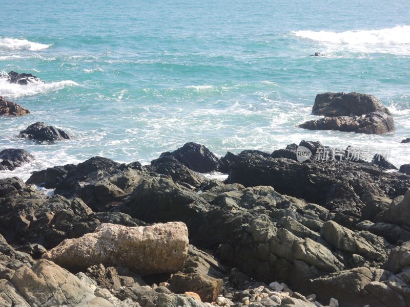 海边岩石蓝色海水