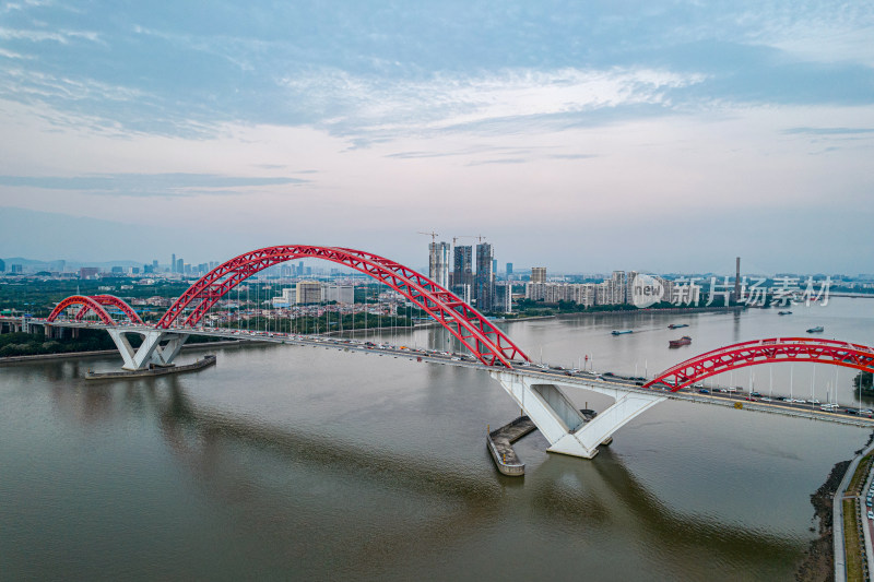 航拍广州新光大桥横跨水面的城市景观