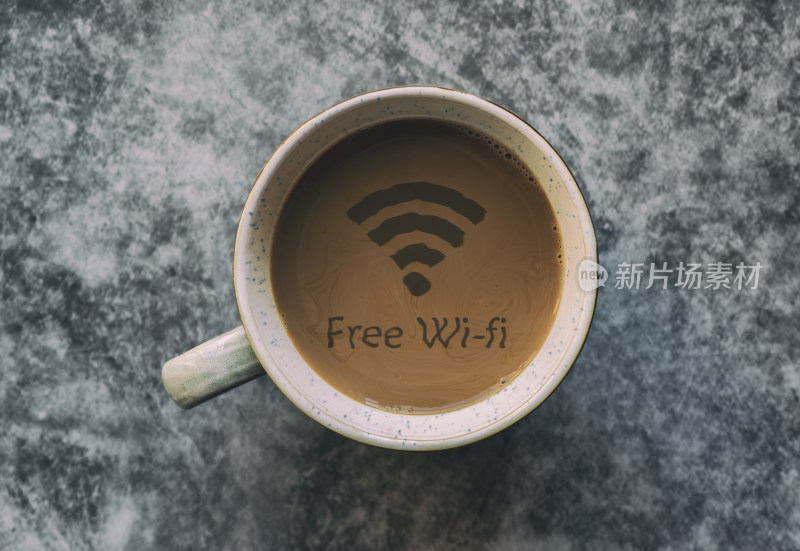 正上方视角拍摄咖啡中的wifi符号