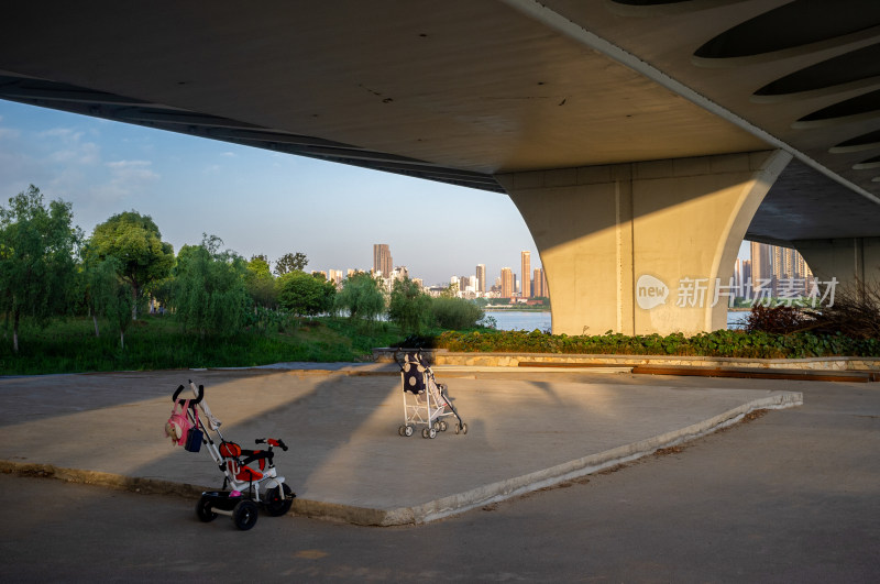 桥下空地上的两辆婴儿车