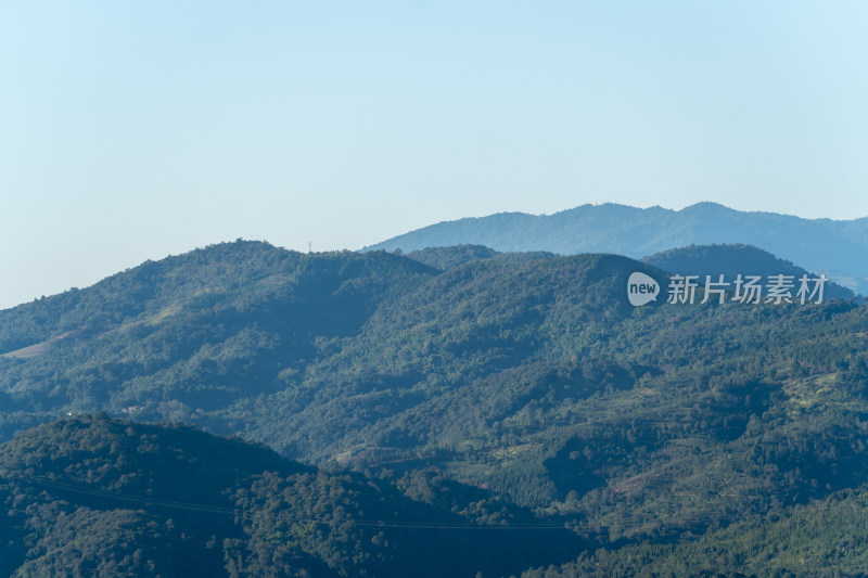 晴空下的山脉高角度视图