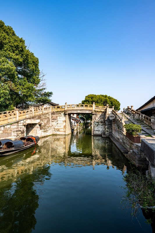 江南水乡石拱桥与河道景观