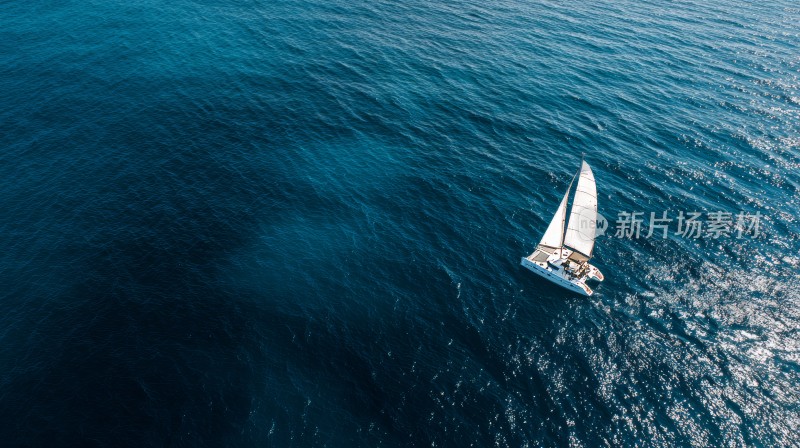 蓝天碧海上的游艇帆船 扬帆起航